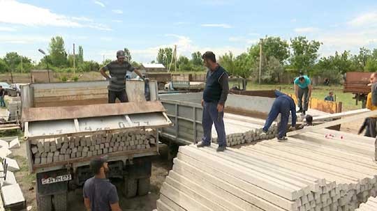 Գագիկ Ծառուկյանի հանձնարարությամբ բազմաթիվ խաղողագործներ ստացել են այգիների համար բետոնե հենասյուներ