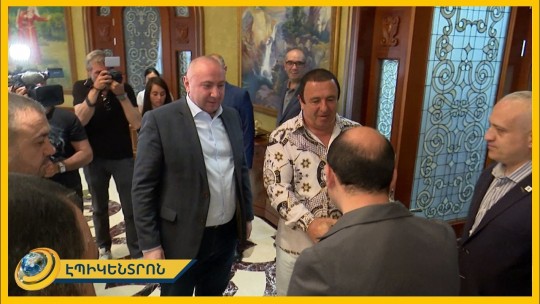 Գագիկ Ծառուկյանը հանդիպել է «Մայր Հայաստան» կուսակցության անդամների հետ